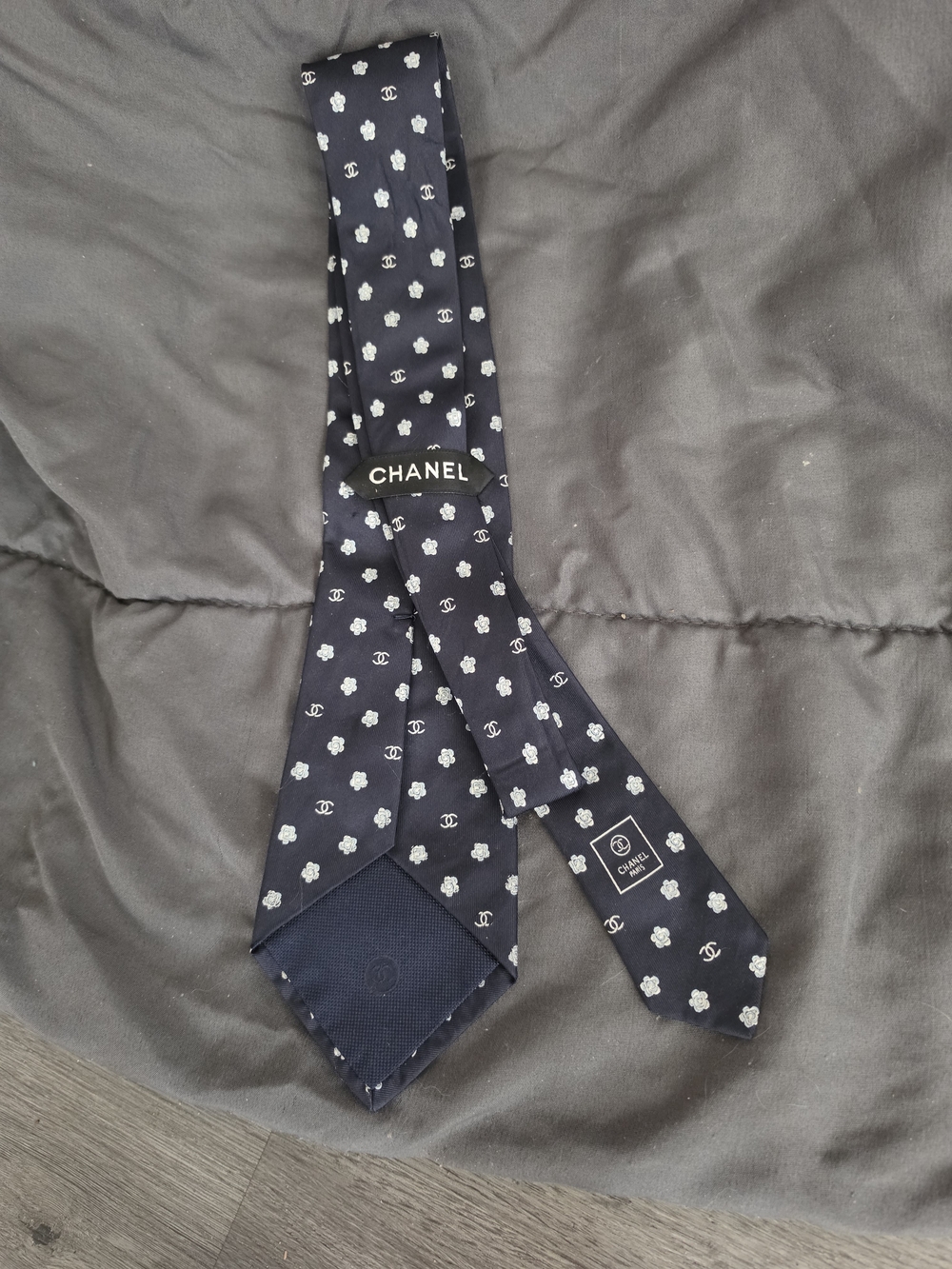 Authentic Chanel Men’s Black Floral Motif Silk Tie - Picture 4 of 6